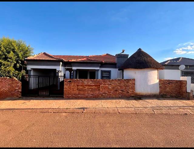 6 BEDROOM HOUSE FOR SALE IN MAHUBE VALLEY
